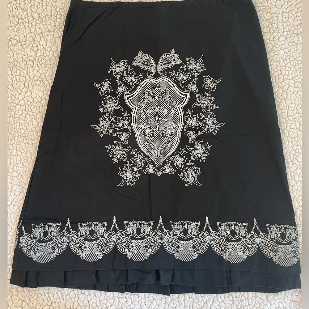 Black INC stretch Int’l Concepts size 8. Stamped Antique White Paisley Motif.